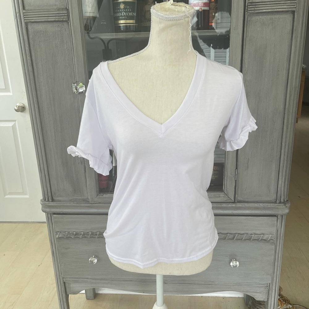 V-Neck TShirt🩷all $3/$4 items are BOGO free🩷